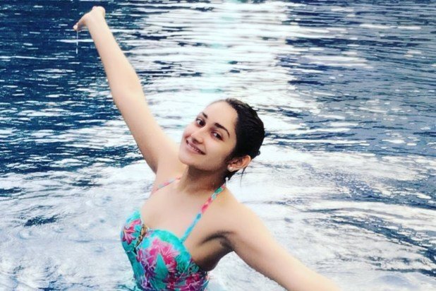 Saisha-Saisha published a photo of herself in a swimming suit for the first time..!  Viral Pics..!-oneindia news