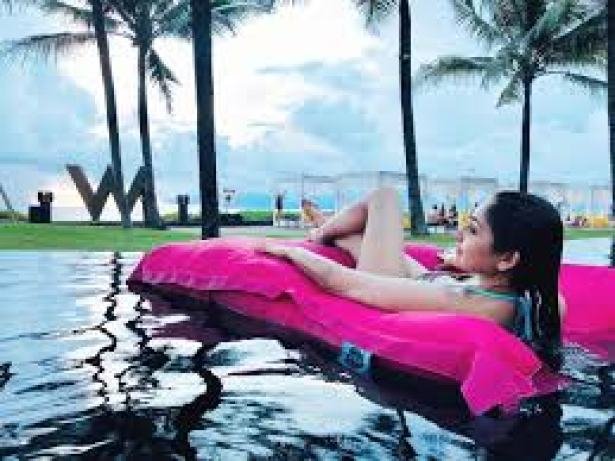 Saisha-Saisha published a photo of herself in a swimming suit for the first time..!  Viral Pics..!-oneindia news