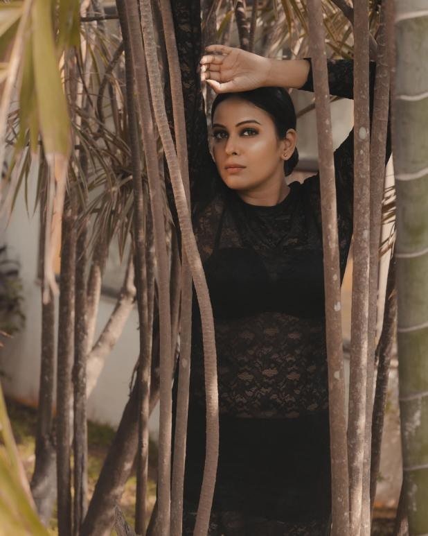 Chandini-Earthquake inside the bush.. everything inside is known.. Chandini Tamilarasan hot pose..!-oneindia news