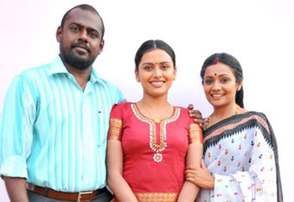 Have you seen actor Pasupathi's daughter who looks like a heroine..?  Here is the photo..!-oneindia news