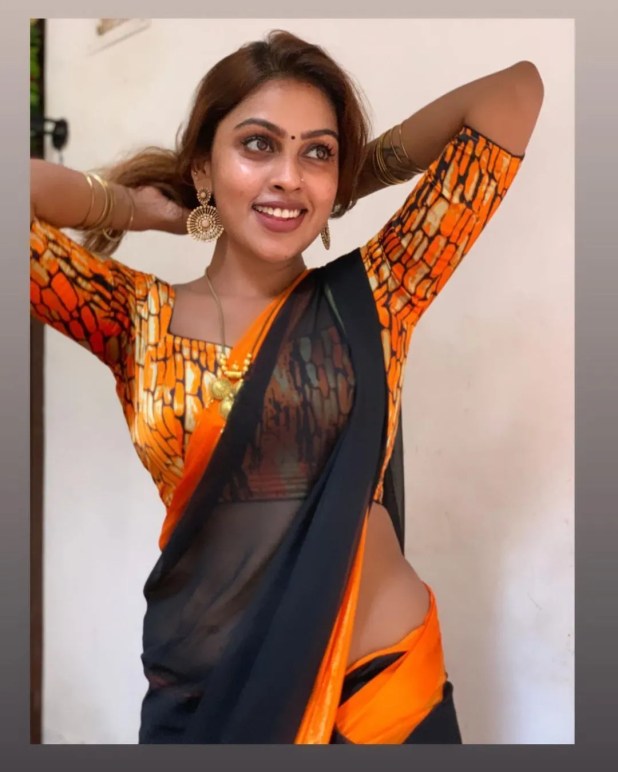 Srinika-Srinika in a wet bathing suit.. Glukulu bath..-oneindia news