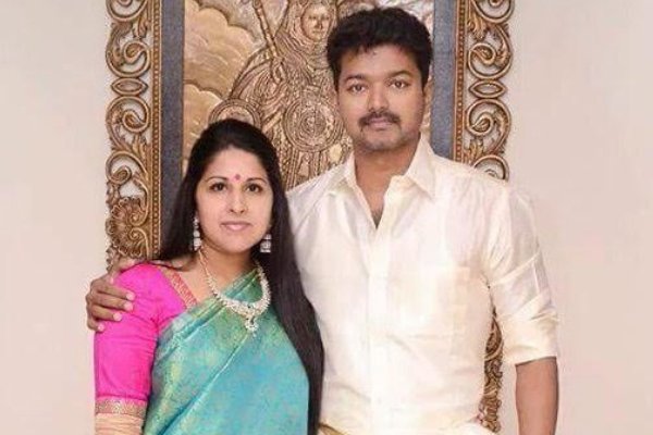 Vijay's spouse Sangeeta in public after a very long time..!  Look the way it has modified..!-oneindia news