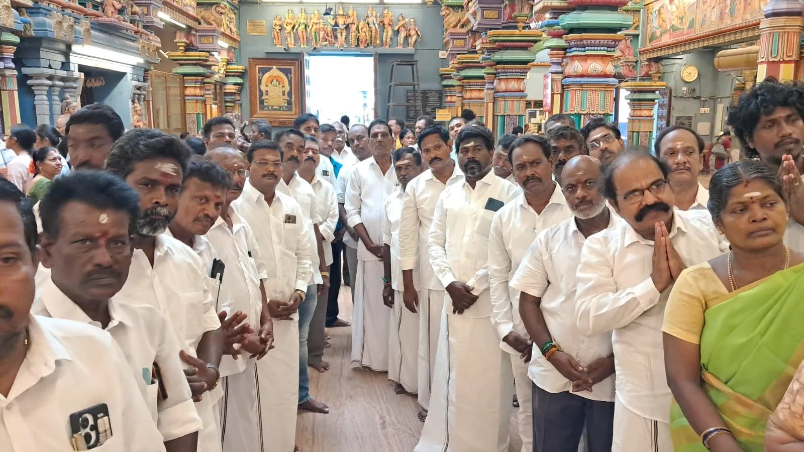 At Puduwai Famous Vinayagar Temple, ADMK Governor pulls a prayer-oneindia news