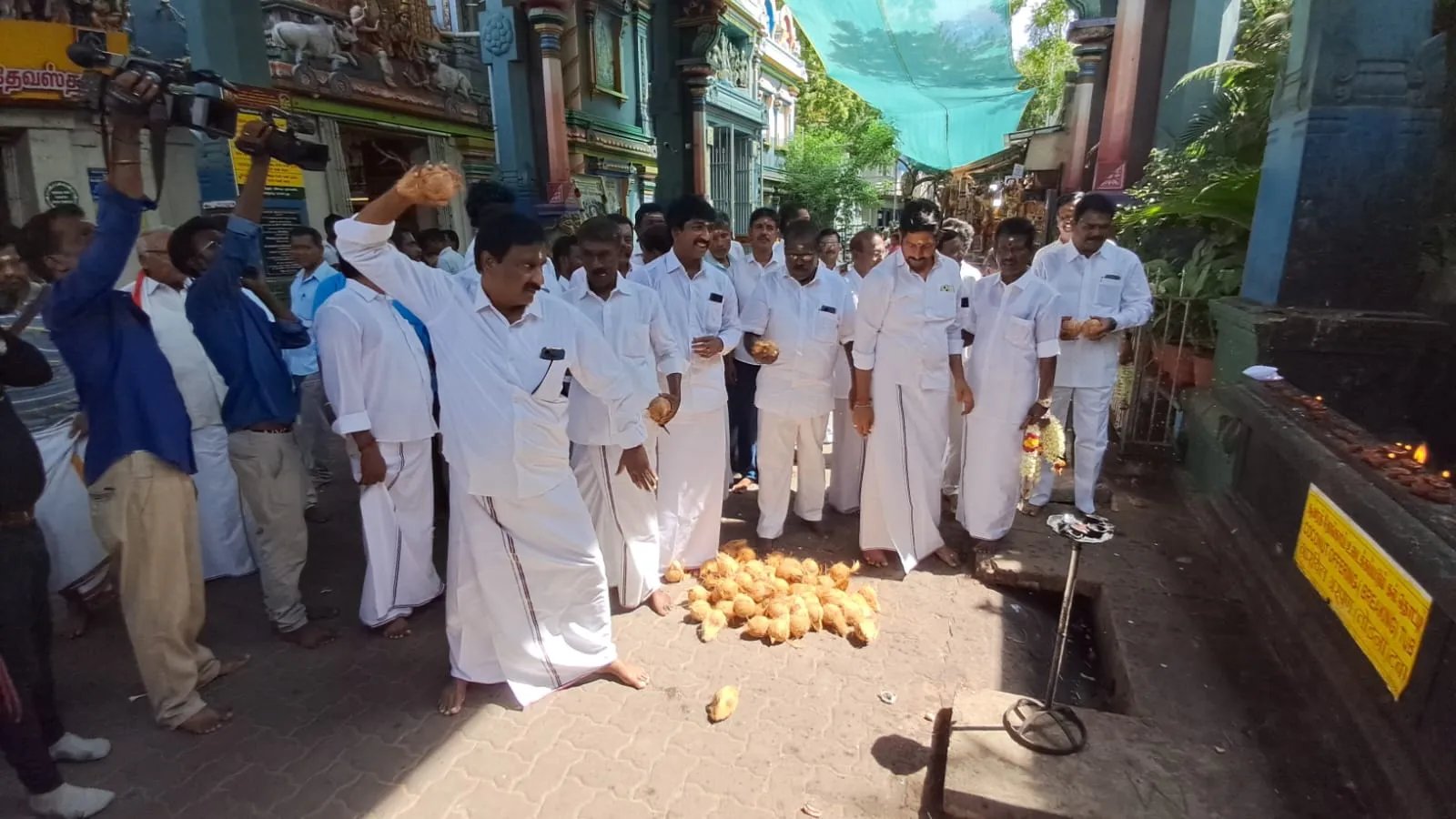 At Puduwai Famous Vinayagar Temple, ADMK Governor pulls a prayer-oneindia news