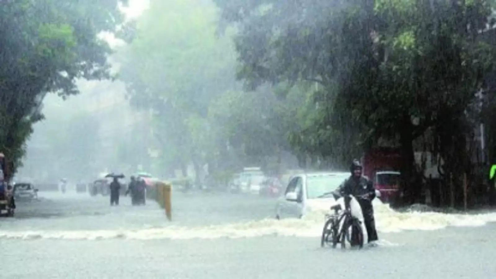 Cloudburst that threatened Kerala.. Terrible rain that battered.. 4 people died.. Houses collapsed.-oneindia news