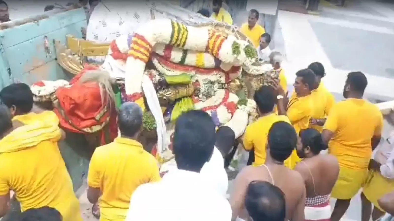 God Idol Fall Down In Chennai, Chennai Thiruvotiyur Garuda Seva, Perumal's shaft broke down!  A priest was slightly injured!-oneindia news