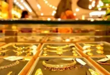 Yesterday the gold price was a little low and today it is rising.-oneindia news