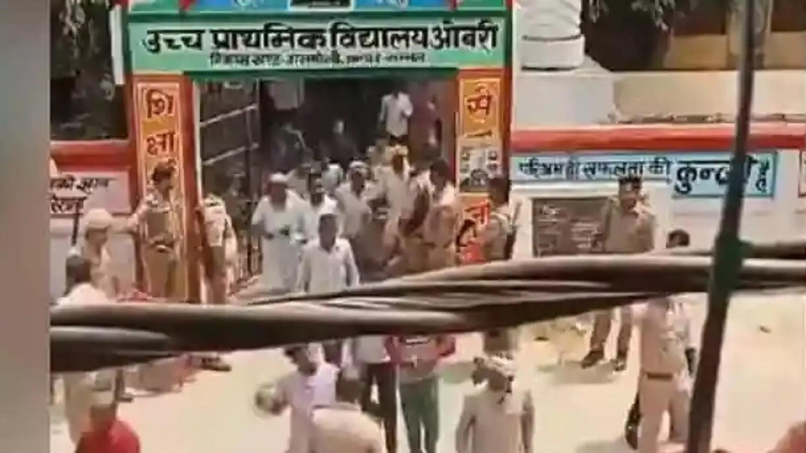 Shocking in UP.. Police baton on Muslims who came to vote?  Shock video-oneindia news