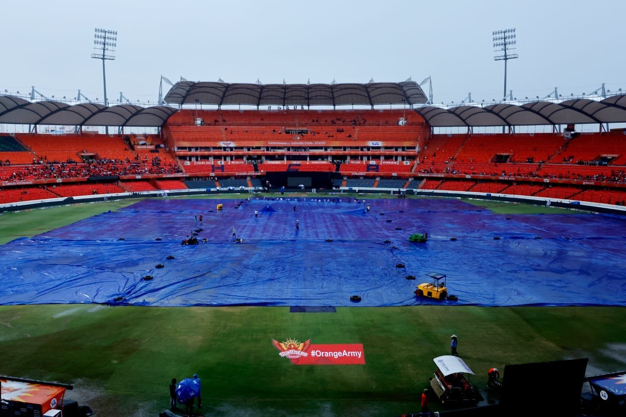 Hyderabad vs Gujarat match delayed due to rain!-oneindia news