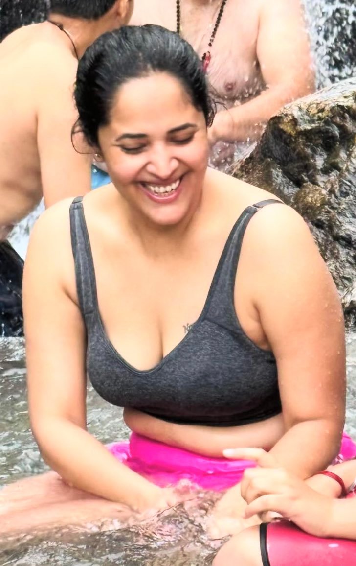 Attadi.. What a body.. Is this a swimsuit for a body with a body..?  Anasuya screams..!-oneindia news