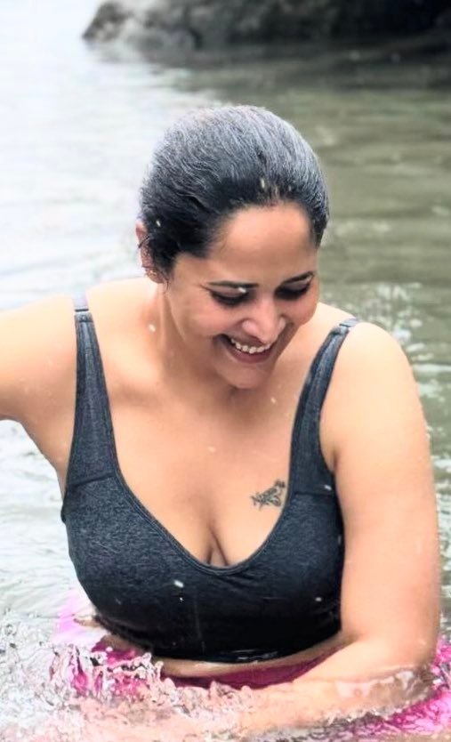 Attadi.. What a body.. Is this a swimsuit for a body with a body..?  Anasuya screams..!-oneindia news