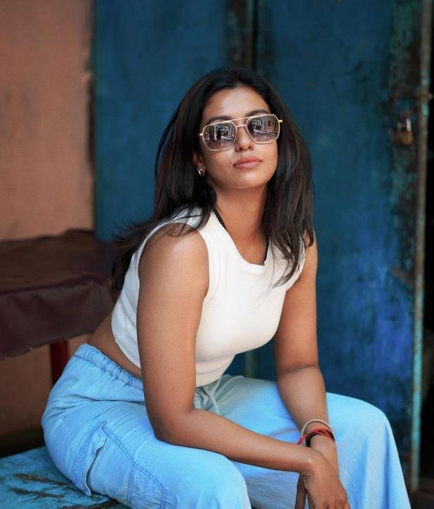 Bharti Kannamma Roshini Haripiriyan poses coolly in white tops..-oneindia news