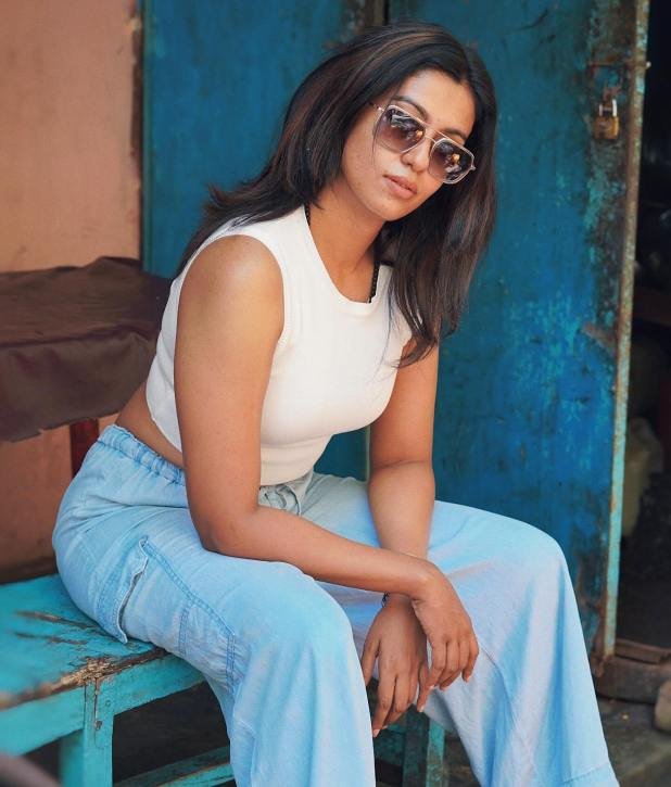 Bharti Kannamma Roshini Haripiriyan poses coolly in white tops..-oneindia news