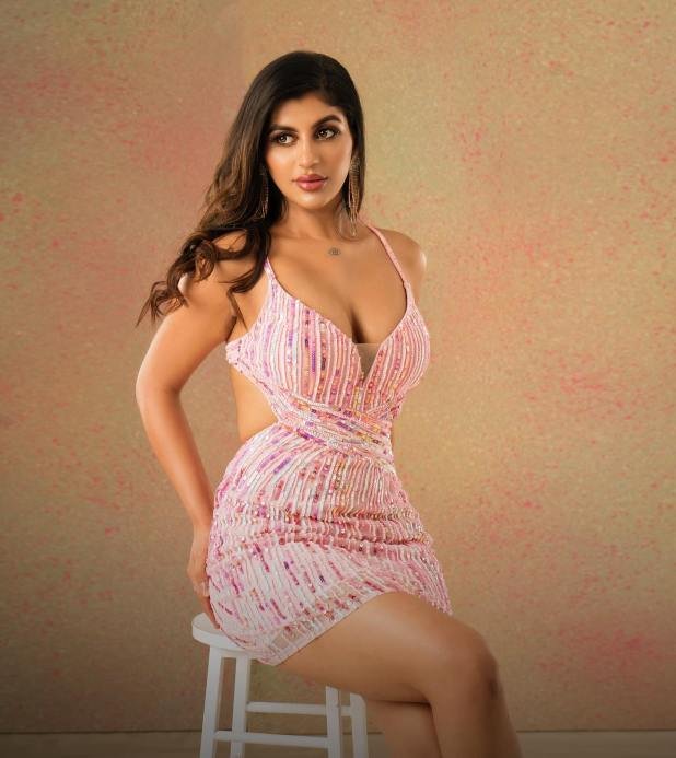 Where is Tres..?  You can't get a smaller dress than this.. Yashika Anand was shocked..!-oneindia news