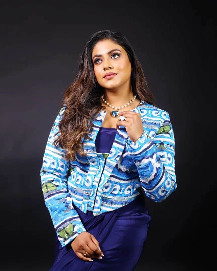 What a big seat.. Actress Iniya hot pose with piercing big size sharer..!-oneindia news