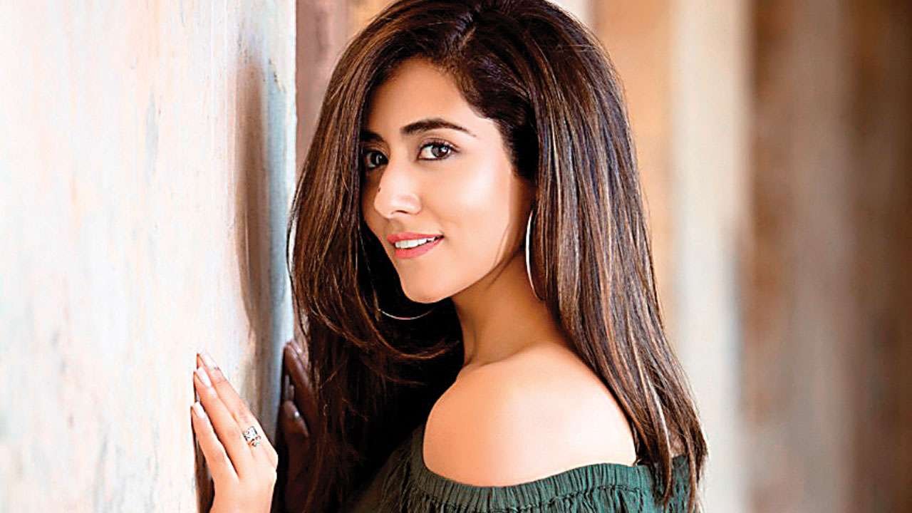 Uruti Vacha Uthukuli Butter.. Singer Jonita Gandhi showing her full body in a two piece dress..!-oneindia news