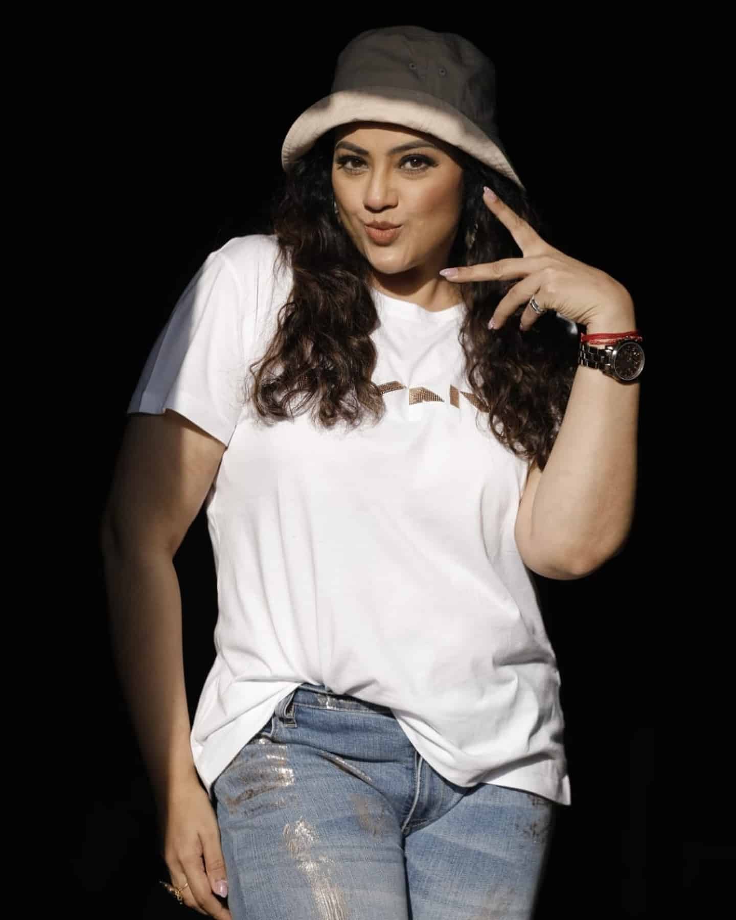 Tolathola dessert.. Tight jeans.. Meena mesmerizing in modern clothes..!  Accumulating likes..!-oneindia news