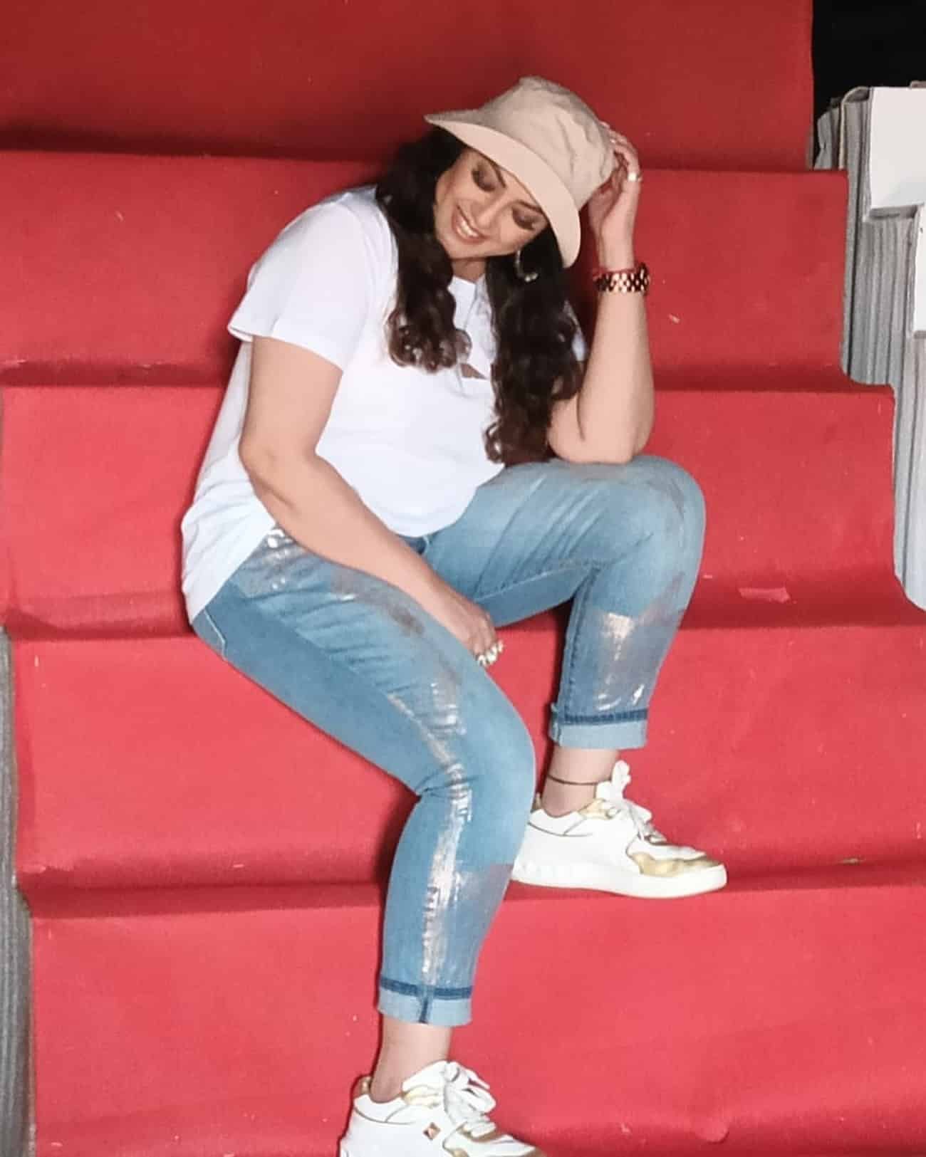 Tolathola dessert.. Tight jeans.. Meena mesmerizing in modern clothes..!  Accumulating likes..!-oneindia news