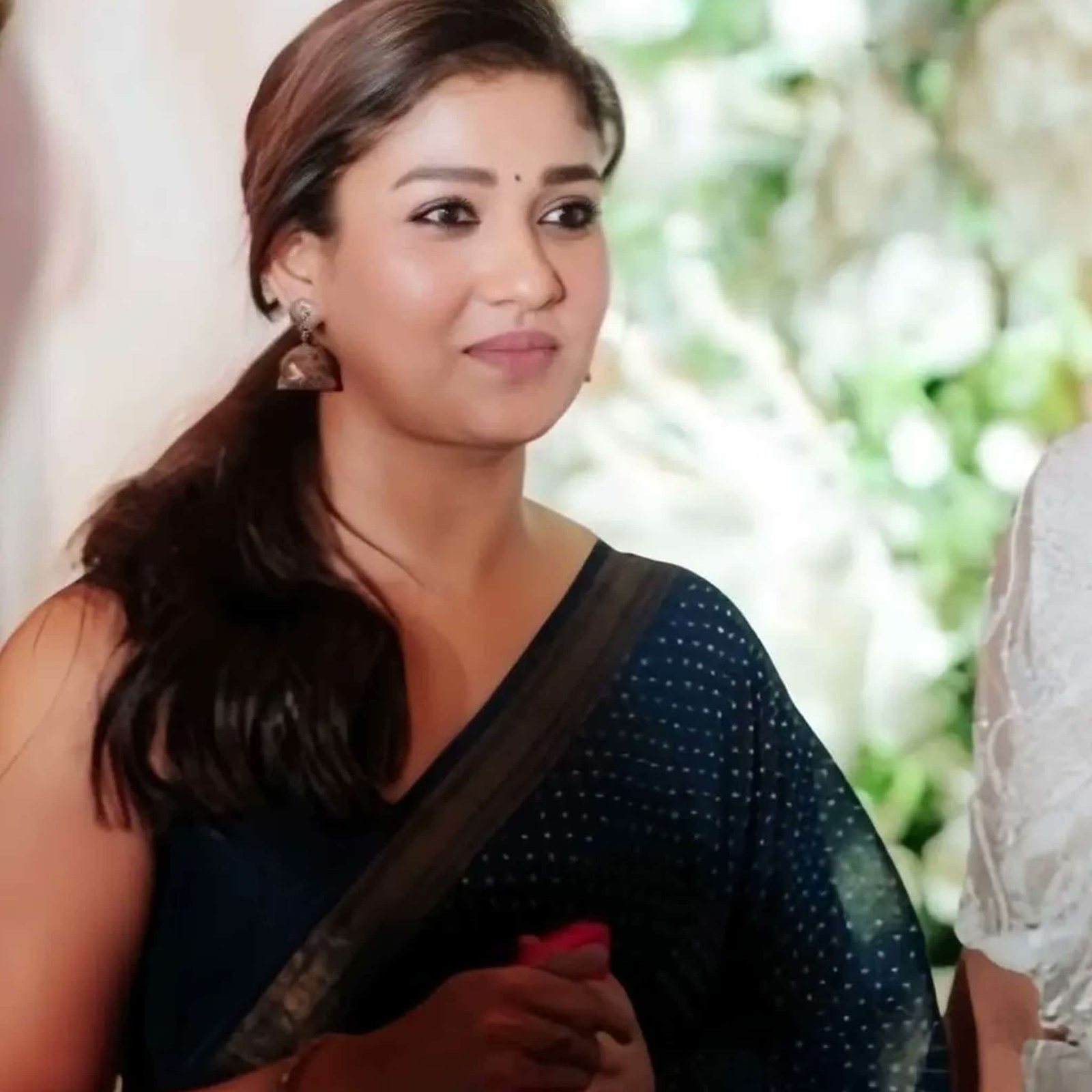 Yappa.. Enna glamaru.. Nayantara who went to the wedding of a close friend..!  Viral photos..!-oneindia news