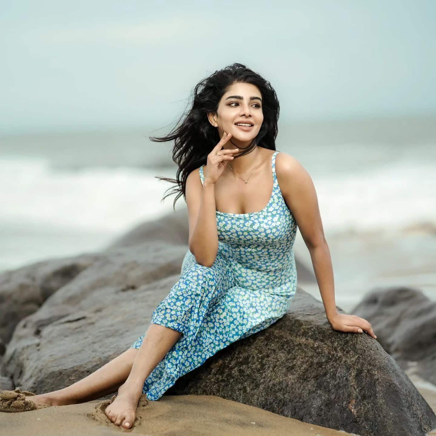 CWC Pavitra Lakshmi lying on a rock in a wet dress on the beach..!-oneindia news