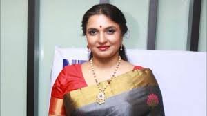 The dress hanging on the window.. saree.. actress Sukanya adjustment inside the room..!-oneindia news